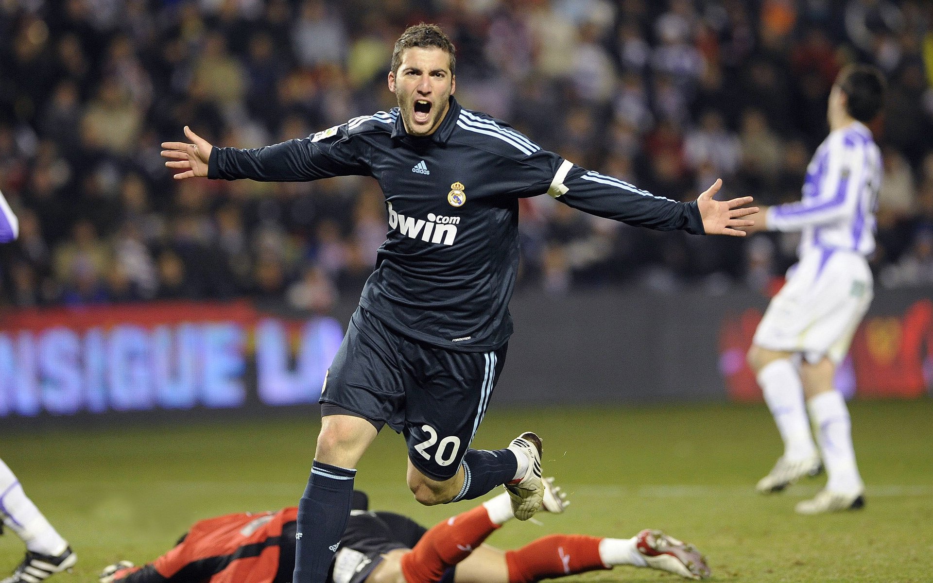 全黑队通过精准的球场布局,创造进攻机会,全黑队战舞